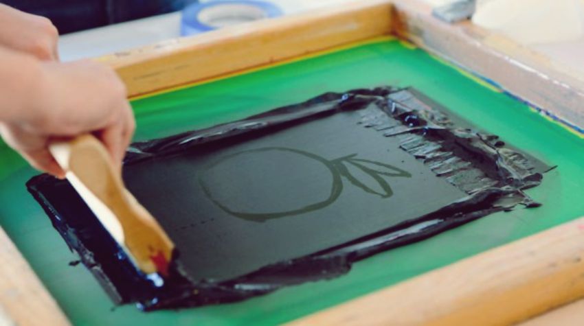 Proses stencil atau afdruk sablon manual