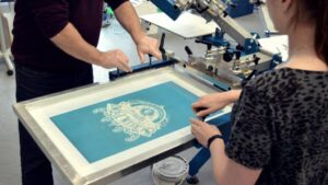 Cara Menghilangkan Sablon Dengan Setrika dan Bensin