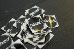 Sticker Printing dan Bahan Vinyl: Panduan Memilih untuk Hasil Terbaik
