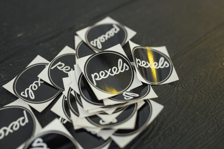 Sticker Printing dan Bahan Vinyl: Panduan Memilih untuk Hasil Terbaik