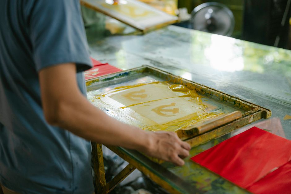 Mesin Sablon Kaos: Panduan Spesifikasi Sebelum Investasi