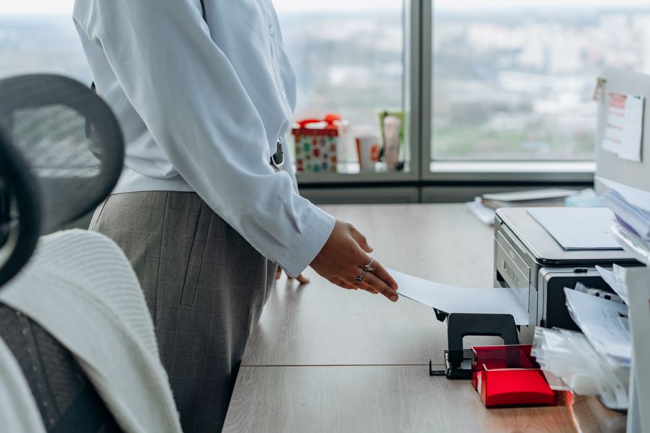 Printer Stiker untuk Usaha: Jenis, Spesifikasi, dan Cara Memilih